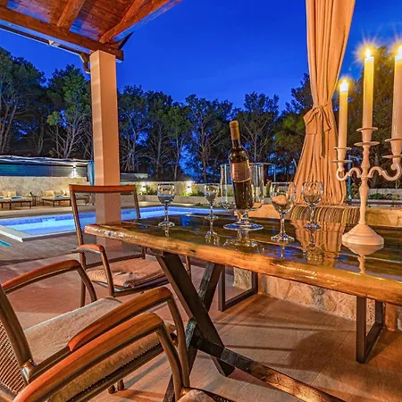 3 Bedroom Gorgeous In Vakantiehuis Jadrtovac