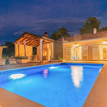 3 Bedroom Gorgeous In Jadrtovac