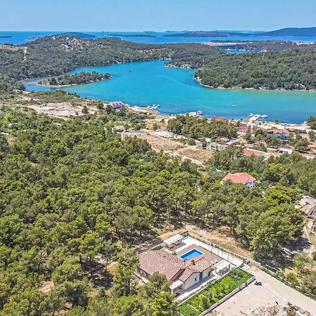 3 Bedroom Gorgeous In Vakantiehuis Jadrtovac