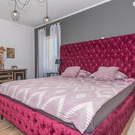 Holiday home 3 Bedroom In Jadrtovac