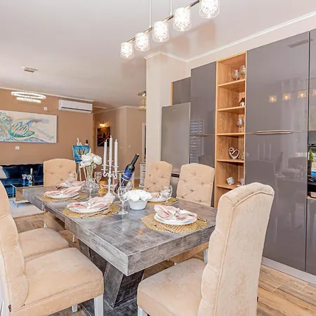 Vakantiehuis 3 Bedroom Gorgeous In Jadrtovac