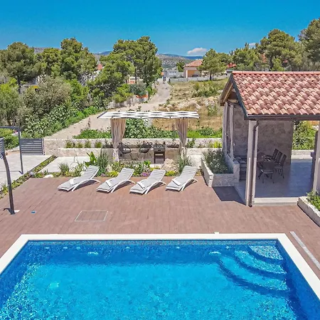 3 Bedroom Gorgeous In Jadrtovac