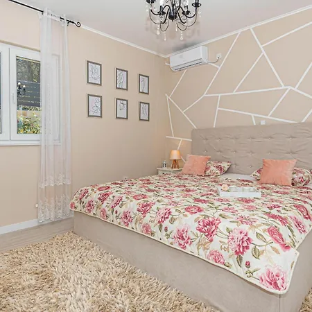 3 Bedroom Gorgeous In Jadrtovac