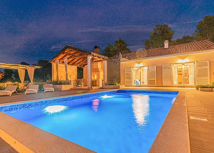 3 Bedroom Gorgeous In Jadrtovac