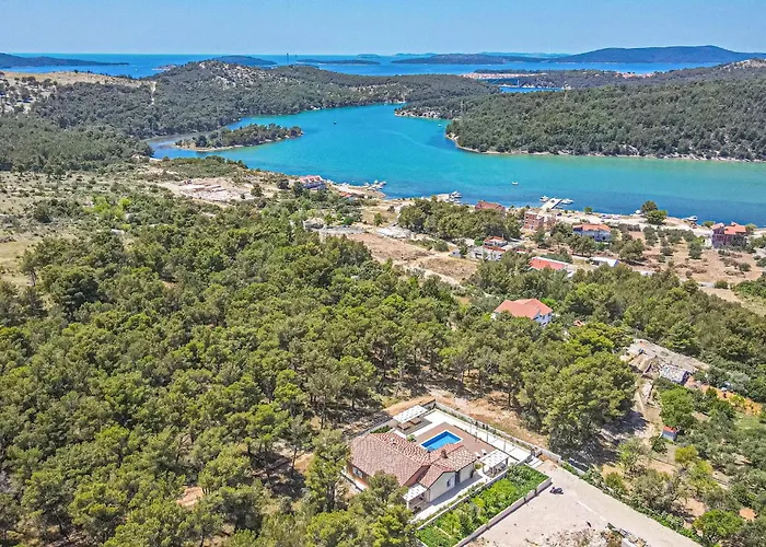 3 Bedroom Gorgeous In Hébergement de vacances Jadrtovac