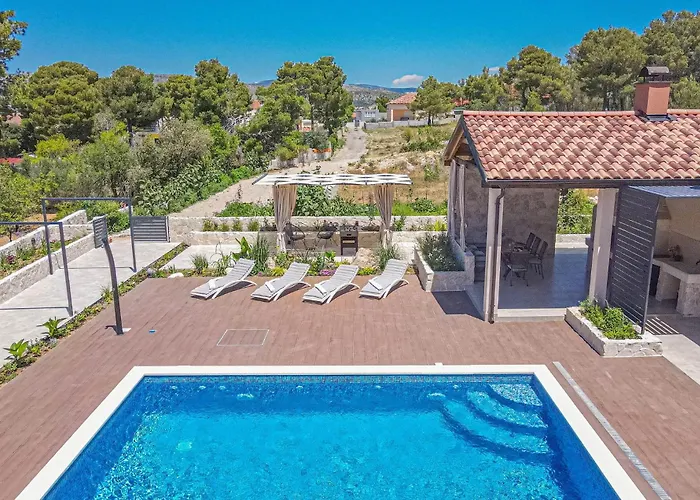 3 Bedroom Gorgeous In Jadrtovac