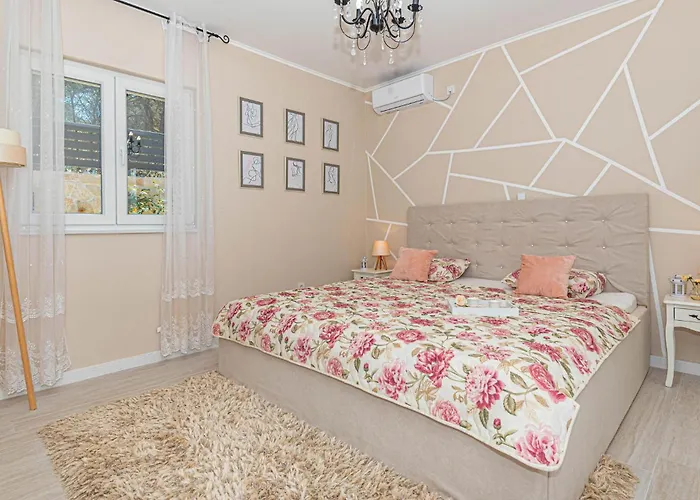 3 Bedroom Gorgeous In Jadrtovac