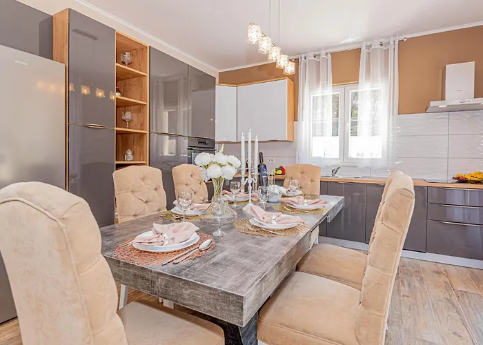 3 Bedroom Gorgeous In Vikendica